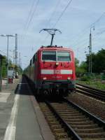 Eine BR 111 mit RB in Maintal Bhf am 29.05.11