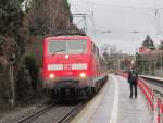 111 008 erreicht am 27. Dezember 2012 mit einer RB nach Frankfurt den Bahnhof Groauheim.