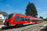 Der dreiteilige Bombardier Talent 2 (442 610 / 442 110) der DB Regio als SE 40 Mittelhessen-Express (Frankfurt Hbf – Friedberg – Butzbach – Gießen – Wetzlar – Herborn – Dillenburg) fährt am 22.07.2013 in Haltepunkt Katzenfurt ein. 
Das zweite Gleis wird gerade wieder eingebaut.