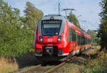 DB FLIRT als RE 9 von Sassnitz nach Rostock vor dem Bahnübergang im km 270,5 bei Lancken. - 10.09.2017
