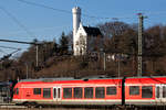 RE 9 nach Stralsund und Binz im Bahnsteigspiegel in Lietzow unterhalb des gleichnamigen Schlosses. - 20.02.2018
