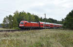 RE1 des Hanse-Express mit der 182 025-7 in Front, kommend aus dem Hagenower Land.