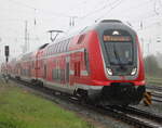 445 009 als RE 4359 von Rostock Hbf nach Berlin-Südkreuz bei heftigen Starkregen im Rostocker Hbf.07.10.2023