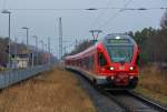 DB Regio Flirt fährt an den Bahnsteig1 des Ostseebades Binz und für die Rückfahrt wurde die Zugzielanzeige bereits geändert. - 02.02.2016 -  Vom Ende des Bahnsteiges 1 aufgenommen.