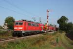 Im Bahnhof Marienhafe an der Bahnstrecke zwischen Emden und Norddeich gibt es noch Formsignale zu entdecken. Am Morgen des 04.09.2012 hat 111 131-9 mit dem RE 14155 (Norddeich - Oldenburg) soeben den Bahnhof Marienhafe verlassen. 