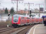 Nachschuss auf den RE1  NRW-Express  der sich bei Essen-Fronhausen in die Kurve legt. Das Ziel des Zuges ist Hamm(Westf). 30.03.08