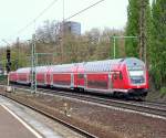 Der RE5, gezogen von 146 024-5, durchfhrt gemtlich Dsseldorf-Zoo in Richtung Emmerich am 27.04.08