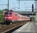 111 013-9 zieht den RE10329(RE3 Rhein-Emscher-Express ) in den Flughafenbahnhof von Dsseldorf rein. 20.05.08