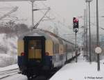 Der RE13 verlsst den verschneiten Bahnhof Wuppertal Vohwinkel.
Tatschlich kam es am ersten Tag des eigenen Eurobahnersatzverkehres am Montag den 1.2.2010 dazu das der Rheingoldaussichtswagen/Dome Car als REgionalexpress eingestezt wurde.