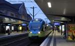Westfalenbahn ET 012 wartet am 9.9.2014 um 19.56 Uhr zur  Blauen Stunde  im Hauptbahnhof Bielefeld. Der Zug verkehrt auf der RB 61 nach Bad Bentheim.