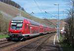 Vorbei an den Weinbergen von Gnther Jauch rollt der RE Saarbrcken - Koblenz durch Kanzem an der Saar.