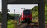 Ein Hamsterbäckchen auf Mosel Tour. Montag - Freitag verkehren die Regionalbahnen auf der Obermoselstrecke sogar bis Wittlich Hbf. ehemals Wengerohr. Samstag und Sonntag geht es nur zwischen Trier Hbf. und Perl hin und her. Während die Bundesstraße manchmal etwas abkürzt, verläuft die Obermoselstrecke meist am Fluss entlang. 442 005 fährt in Richtung Perl zwischen Wehr (Mosel) und Palzem. 06.07.2013 - KBS 692 - Bahnstrecke 3010 Koblenz - Perl Grenze (Frankreich)