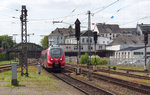 Die Moselstrecke (Bahnstrecke 3010) beginnt in Koblenz und endet auf deutscher Seite in Perl (Saarland) gegenüber von Schengen (Luxemburg). Die Strecke führt noch weiter über Apach an der Mosel entlang und zwar über französisches Gebiet bis Thionville. 442 004 ist auf dem Teilstück der Obermosel zwischen Perl und Trier unterwegs und erreicht gerade Trier Hbf. MO-FR verkehren auch Züge zwischen Perl und Wittlich. Auf der Moselstrecke verkehren die Hamsterbäckchen der Baureihe 442, während von Trier aus über die Saarstrecke nach Saarbrücken die Baureihen 425 und 426 als RB unterwegs sind. 14.05.2016     