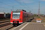 Einfahrt am 12.04.2017 von 425 628-5 als RB71 (Trier Hbf - Homburg (Saar) Hbf) in den Bahnhof von Dillingen (Saar).