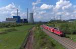 Der Regional Express Mannheim - Trier im Wolken- und Sonnenmix - 

111 127-7 schiebt den Feierabendverkehr Regional Express nach Trier.

Dieser RE hat zwischen Saarbrcken und Trier mehr Zwischenhalte als der RE nach Koblenz. Hier befindet sich der Zug zwischen Bous und Ensdorf. Das kleine weie Schild am rechten Rand zeigt die Grenze der ehemaligen Bahnmeistereien Vlklingen und Dillingen an.

KBS 685 07.05.2012