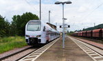 Seit es keinen Fernverkehr mehr auf der Moselstrecke und der Saarstrecke gibt hat der Süwex (Südwestexpress) diese Rolle übernommen. Fast im Stundentakt geht es von Koblenz über Trier nach Mannheim, einige Züge enden in Kaiserslautern, manche auch in Saarbrücken und zwar immer dann, wenn in der gleichen Fahrplanlage ein IC oder ICE/TGV den Saarbrücker Hbf. in Richtung Mannheim verlässt. Der Süwex wird gut angenommen und ist fast immer gut besetzt, an manchen Tagen auch schon übervoll, besonders wenn es zu Stoßzeiten keine Doppeltraktionen gibt. 
429 124 ist als RE Koblenz - Mannheim unterwegs und durchfährt mit Tempo 120 den Bahnhof von Ensdorf Saar. 
Wenn die Stahlindustrie Flaute hat, dann wird schon mal ein Wagenpark des Erzbombers in Ensdorf abgestellt. 
Bahnstrecke 3230 Saarbrücken - Karthaus am 12.07.2016 