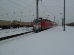 Der RE von Hoyerswerda mit einer vereisten BR 143 fhrt in Dresden-Friedrichstadt ein. 17.12.2010