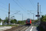 Der RE 16318 von Halle (S) Hbf nach Magdeburg Hbf, am 06.05.2018 am BÜ 81,0 in Zöberitz.