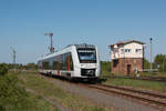 Abellio 1648 943 als Regionalbahn nach Magdeburg bei der Ausfahrt aus dem Bahnhof Barleben. Fotografiert am 30.04.2019. 