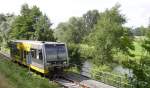 Der leichte zweiachsige VT 672 907-3 ist am 30.06.2007 auf einer seiner Stammstrecken, der Unstrutbahn, unterwegs.