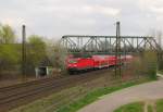 DB 143 185-7 mit der RB 16594 von Halle (S) Hbf nach Eisenach, am 14.04.2012 in Naumburg (Saale). An Wochenenden verkehren ausgewhlte Zge dieser Relation mit Doppelstockwagen fr den besseren Fahrradtransport.