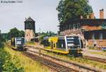 Der Aufenthalt in Nebra war fr die kreuzenden Zge mit jeweils etwa 10 Minuten grozgig bemessen. Der Fotograf freute sich, aber auch deswegen saen nur wenige  normale  Fahrgste in den Triebwagen. 