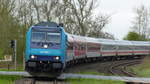 245 202 erreicht mit einer RE6-Ersatzgarnitur auf dem Weg nach Westerland den Haltepunkt Friedrichstadt. Aufgenommen am 14.4.2017 9:18