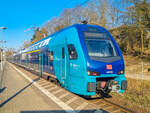 ET 445 616 steht mit dem RE 8 nach Lübeck Travemünde Strand abfahrbereit in Reinfeld (Holstein), 06.04.2023.