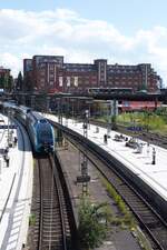 HAMBURG, 10.07.2021, 445 127 als RE80 nach Lübeck Hbf bei der Ausfahrt aus Hamburg; in dem imposanten Gebäude im Hintergrund befand sich früher das Briefpostamt Hamburg 3