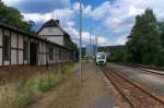 Eisenbahnromantik im Thüringer Schiefergebirge - In Blankenstein an der Saale gibt es noch Eisenbahnromantik pur.

Ein Bahnübergang mit Läutewerk, schöne Weichenlaternen und ein Empfangsgebäude, das noch einen (kleinen) Wartesaal hat. Ebenso gibt es noch einen oder sogar zwei Fahrdienstleiter.

VT 009 der Erfurter Bahn ist abfahrbereit nach Saalfeld (KBS 557) am 13.08.2012.
Bahnstrecke 6683 Triptis - Marxgrün 