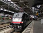  Black Beauty  in Erfurt Hbf. Am 11.12.2013 zeigte sich die umfolierte DB ES 64 U2-013 fr mich erstmals im neuen schwarzen Farbkleid in Erfurt Hbf. Sie bespannte den zustzlichen RE 16199 aus Jena-Gschwitz, der anlsslich einer Studentendemo nach Erfurt fuhr.