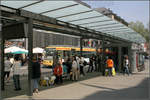 Belebte Innenstadt-Straßenbahnhaltestelle -

Die Haltestelle Europaplatz in der Karlsruher Innenstadt wird in zukünftig zwei Ebenen haben, neben der oberirdischen Station wird es auch eine U-Station geben. 2006 waren von den Tunnelbauarbeiten allerdings noch nichts zu sehen.

06.05.2006 (M)