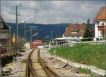 Die Steilstrecken um Freudenstadt -

Da vorne geht es steil hinunter ins Tal. Blick von Fahrgastraum eines Stadtbahnzuges auf die Strecke kurz nach der Abfahrt vom Bahnhof Freudenstadt Stadt.

10.04.2005 (J)
