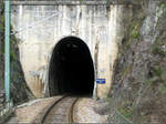 Mit der S41 das Murgtal hinab -    Unterhalb von Hutzenbach führt die Murgtalbahn durch den 215 Meter langen Mähderbucktunnel.