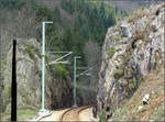 Mit der S41 das Murgtal hinab -

Zwischen Schönmünzach und Forbach ist das Murgtal recht eng und wenig besiedelt. Das Bild zeigt einen Bahneinschnitt im Fels kurz unterhalb des Haltepunktes Kirschbaumwasen.

10.04.2005 (J)