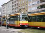 Am 06.09.2003 treffen sich zwei Stadtbahn-Wagen an einer Haltestelle in Karlsruhe.