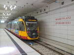 Zug 934 der Karlsruher Stadtbahn wartet auf seinen nächsten Einsatz als S52 auf Gleis 5 in der neu eröffneten, unterirdischen Station Marktplatz (Pyramide), 03.01.2021.