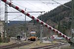 Die Schranke öffnet sich wieder - 

... nach der Durchfahrt des AVG-Stadtbahn-Zuges auf der Linie S8 am Bahnhof von Baiersbronn im Murgtal.

13.03.2024 (M)