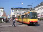 Stadtbahnwagen 564 (Typ GT8-80C) des KVV verlsst am 04.09.2004 die Haltestelle Marktplatz in Karlsruhe, um auf der Linie S1 in sdliche Richtung zunchst zum Hauptbahnhof und dann weiter zum