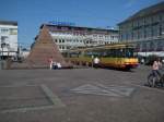 Neben der Pyramide auf dem Karlsruher Marktplatz steht der  	GT8-100C/2S 805 der VBK.