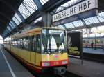 An den Bahnsteigen in der Halle von Karlsruhe Hbf findet man auch die Zweisystem-Stadtbahnen des KVV.