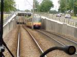 Stadtbahnwagen kurz nach der Haltestelle Knielinger Allee. Wegen der Tour de France mit dem Ziel in Karlsruhe pendelten am 08.07.2005 Zweisystemwagen zwischen Hochstetten und Karlsruhe Stdtisches Klinikum im 20-Minuten-Takt. Dieser Zugverband fhrt in Richtung Hochstetten.