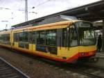 Tw 850 als S32 nach Bruchsal-Menzingen im Bahnhof von Bruchsal. Die Aufnahme entstand am 27.03.2010.