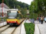 AVG-Zweisystemtriebwagen 884 und 905 an der Haltestelle Bad Wildbad Kurpark.