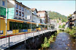 Nah am Wasser -

... und nah an den Häusern. 
Die Stadtbahnlinie S6 wurde am 04.10.2003 vom Bahnhof Bad Wildbad um 800m durch die Innenstadt zum Kurpark verlängert. Die eingleisige Strecke verläuft zunächst über einen Rasenbahnkörper, um dann in verkehrsberuhigten Einbahnstraßen zwischen der Enz und den Häuserzeilen durchzuführen. Je nach Fahrrichtung wird entgegen dem Autoverkehr gefahren. 
Im Bild die Zwischenstation  Uhlandplatz/Sommerbergbahn , die teilweise über die Enz auskragt. 

09.10.2005 (M)