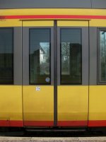 Ein Blick auf eine geschlossene Tr des GT8-100D-2S-M-P Tw 904 am 27.03.2011 auf Gleis 6 des Bahnhof Rastatt. Er und ein weiterer Tw 8?? kamen gerade als S32 von Karlsruhe Hbf um dann spter als S32/S31 nach Bruchsal zurck zu fahren.