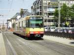 Tw 832 am 02.08.2011 an der Karsruher Haltestelle Ettlinger Tor, der vordere Zielfilm zeigte Hochstetten an, die seitlichen und der hintere seltsamerweise, das von Stadtbahnen nicht planmig bediente Ziel, Horb. Auch ungewhlich ein 2-Systemfahrzeug auf der Linie S1/S11. Weinge Sekunden spter folgte eine planmige S11 nach Hochstetten.