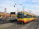 Stadtbahnwagen 807 steht am 13.02.2006 als Linie S5 an der Haltestelle Tullastrae an der Durlacher Allee. Im Hintergrund sind die Hallen des Betriebshofs Tullastrae der Verkehrsbetriebe Karlsruhe zu sehen.   