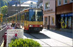 Haarscharf am Straßencafé vorbei -     Die Stadtbahn in Bad Wildbad.