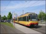Zweisystem-Stadtbahnwagen 874 steht am 03.05.2006 an der Haltestelle Rheinbergstrasse im Karlsruher Stadtteil Knielingen. Die Bahn der Linie S5 kommt von Wrth am Rhein in Rheinland-Pfalz und fhrt weiter durch die Karlsruher Innenstadt bis nach Sllingen. An dieser Haltestelle befindet sich auch eine Wendeschleife sowie eine Umsteigemglichkeit zu Buslinien.